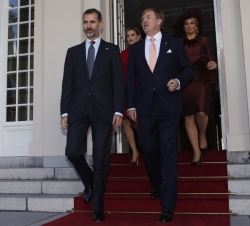 Sus Majestades los Reyes junto a Sus Majestades los Reyes de los Países Bajos salen del Palacio de Noordeinde, tras un almuerzo ofrecido en su honor